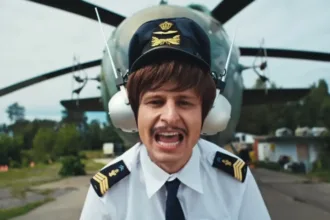 Oliver Tree entre dois helicópteros em clipe premonitório