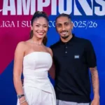 Esposa de Raphinha protestando contra críticas ao marido