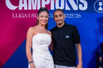 Esposa de Raphinha protestando contra críticas ao marido