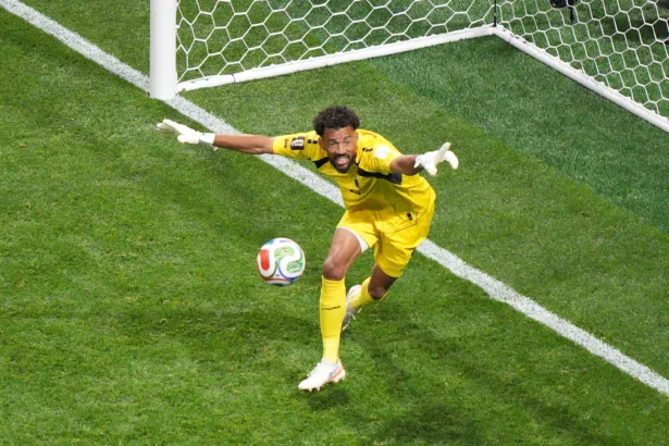 Goleiro de Cabo Verde em ação durante o jogo