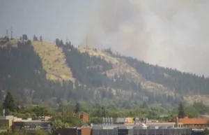 Incêndio florestal em Spokane com evacuações imediatas
