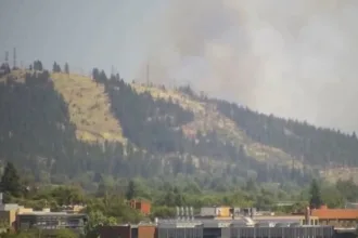 Incêndio florestal em Spokane com evacuações imediatas