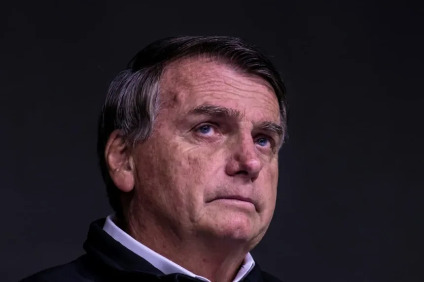 Jair Bolsonaro e a posse de armas em prisão domiciliar