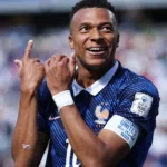 Mbappé comemora vitória da França na Copa contra Senegal