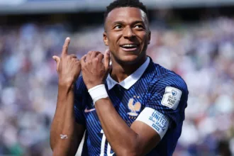 Mbappé comemora vitória da França na Copa contra Senegal