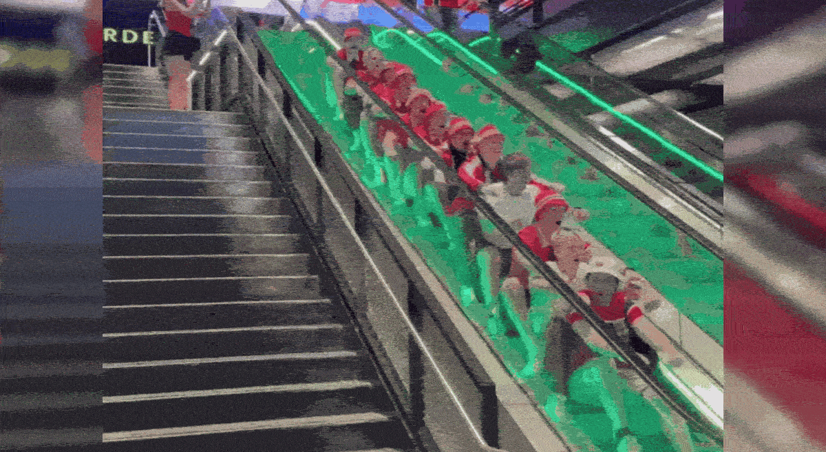 Torcida norueguesa simula barco viking em metrô dos EUA