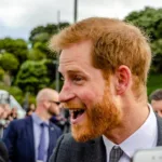 Harry e Meghan retornam ao Reino Unido com os filhos