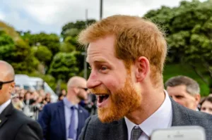 Harry e Meghan retornam ao Reino Unido com os filhos
