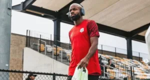 Cédric Bakambu jogando pelo Betis, interesse do Santos