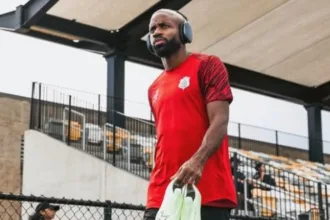 Cédric Bakambu jogando pelo Betis, interesse do Santos