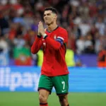 Cristiano Ronaldo e Messi discutindo longevidade no esporte
