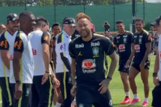 Neymar retorna aos treinos com a Seleção Brasileira
