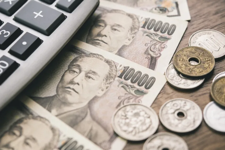Notas e moedas de ienes japoneses com calculadora, destacando a isenção de imposto de residência