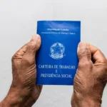 Carteira de trabalho representando suspensão de anúncios governamentais