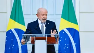 Lula e Trump na cúpula do G7 discutindo eleições brasileiras