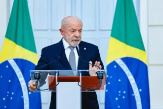 Lula e Trump na cúpula do G7 discutindo eleições brasileiras