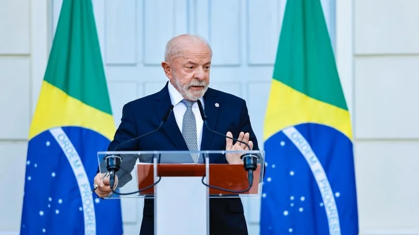 Lula e Trump na cúpula do G7 discutindo eleições brasileiras