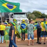 Caminhões em rodovia, destacando a MP do Frete