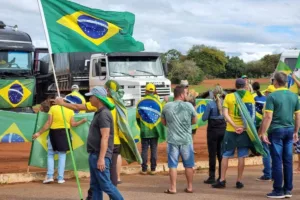 Caminhões em rodovia, destacando a MP do Frete