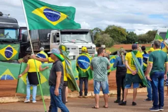 Caminhões em rodovia, destacando a MP do Frete