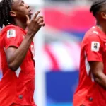 Atacante da Suíça comemora vitória na Copa com 2 gols