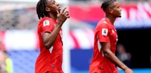 Atacante da Suíça comemora vitória na Copa com 2 gols