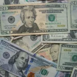Dólar sobe e impacto do câmbio com decisões do Copom e Fed