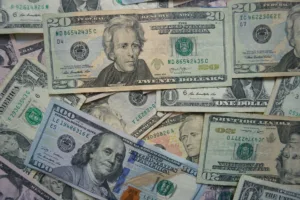 Dólar sobe e impacto do câmbio com decisões do Copom e Fed