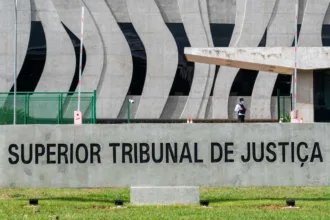 Funcionário do STJ preso por vazamento de decisões