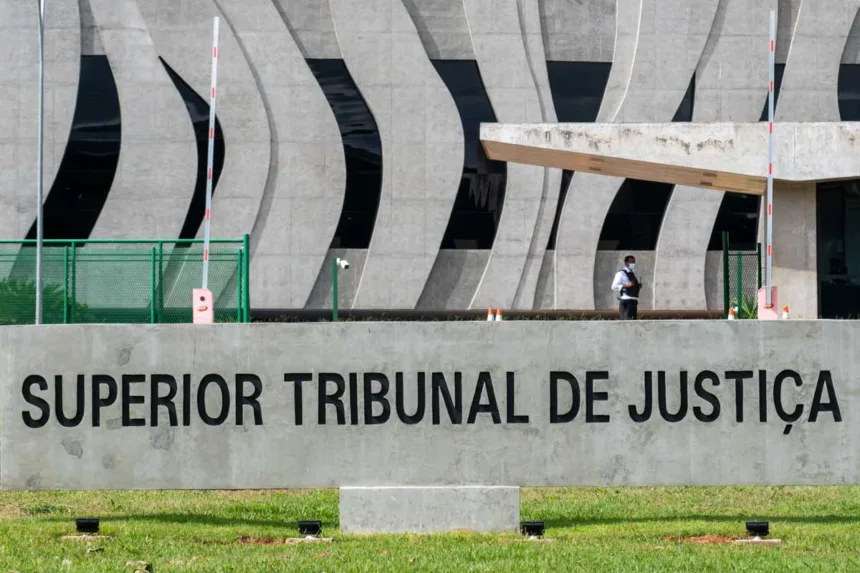 Funcionário do STJ preso por vazamento de decisões