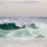 Alerta de ressaca no Rio com ondas altas no litoral