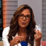 Cristina Ranzolin emocionada na TV com gesto simbólico
