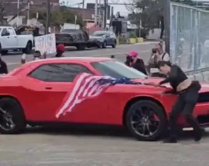 Mulher atropelada durante protesto contra o ICE nos EUA