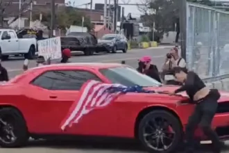 Mulher atropelada durante protesto contra o ICE nos EUA