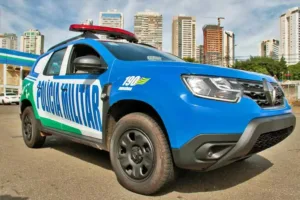 Policiais militares realizando socorro infantil em Anápolis