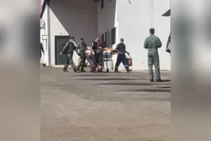 Policial realiza primeiros socorros em criança após queda