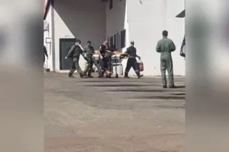 Policial realiza primeiros socorros em criança após queda