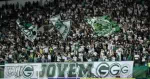 Protesto Força Jovem Goiás exige saída de Aroldo Guidão