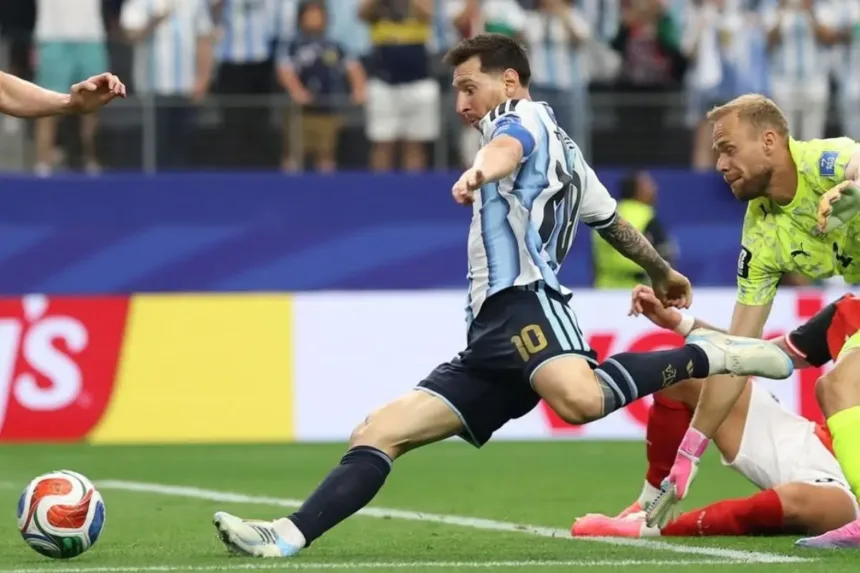 Messi lamenta pênalti perdido contra Áustria