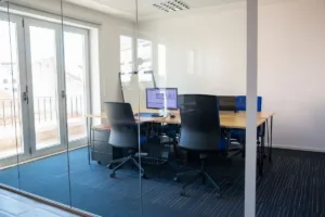 Condenação por sala de vidro em empresa de Goiânia