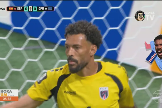 Pintura gigante fake do goleiro Vozinha em Cabo Verde