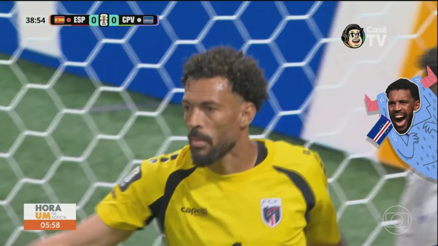 Pintura gigante fake do goleiro Vozinha em Cabo Verde