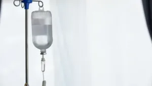 Criança em estado grave após acidente com trave