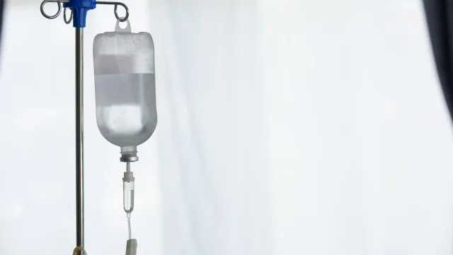 Criança em estado grave após acidente com trave