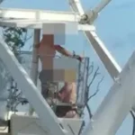 Casal filmado em roda-gigante no festival de rock