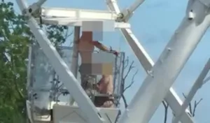 Casal filmado em roda-gigante no festival de rock
