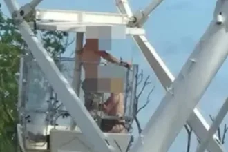 Casal filmado em roda-gigante no festival de rock