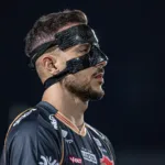 Goleiro do Vila Nova em jogo da Série B