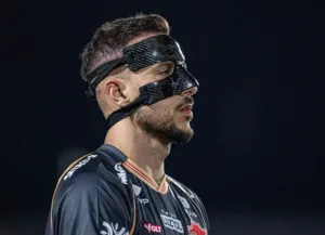 Goleiro do Vila Nova em jogo da Série B