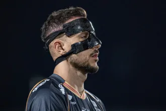 Goleiro do Vila Nova em jogo da Série B